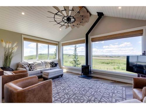 418145 48 Street West, Rural Foothills County, AB - Indoor Photo Showing Living Room