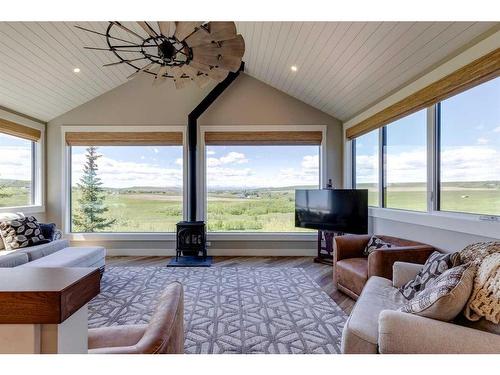 418145 48 Street West, Rural Foothills County, AB - Indoor Photo Showing Living Room