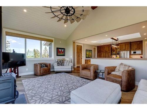 418145 48 Street West, Rural Foothills County, AB - Indoor Photo Showing Living Room