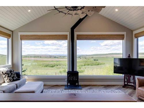 418145 48 Street West, Rural Foothills County, AB - Indoor Photo Showing Living Room