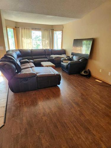 271236 Range Road 13 Nw, Airdrie, AB - Indoor Photo Showing Living Room