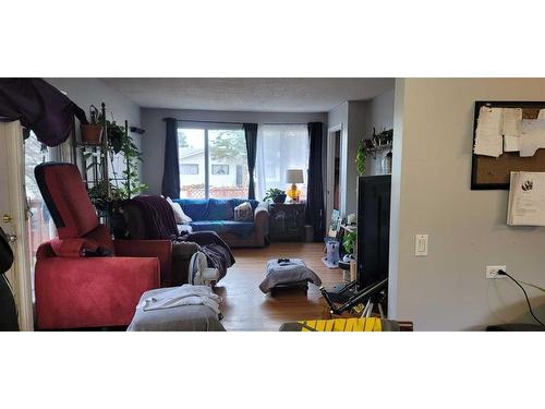 908 Hunterston Road Nw, Calgary, AB - Indoor Photo Showing Living Room