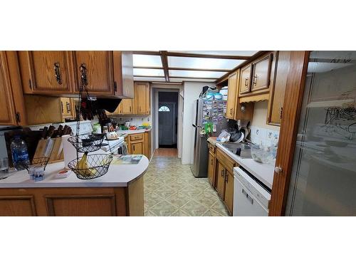 908 Hunterston Road Nw, Calgary, AB - Indoor Photo Showing Kitchen