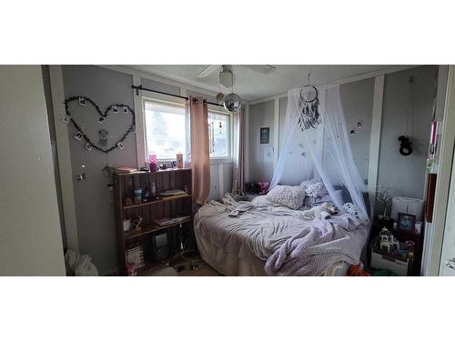 908 Hunterston Road Nw, Calgary, AB - Indoor Photo Showing Bedroom