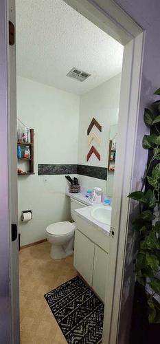 908 Hunterston Road Nw, Calgary, AB - Indoor Photo Showing Bathroom