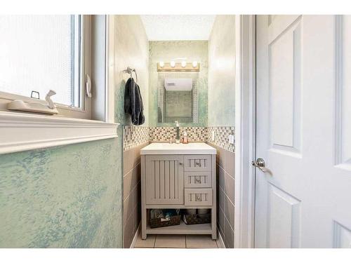 55 Downey Road, Okotoks, AB - Indoor Photo Showing Bathroom