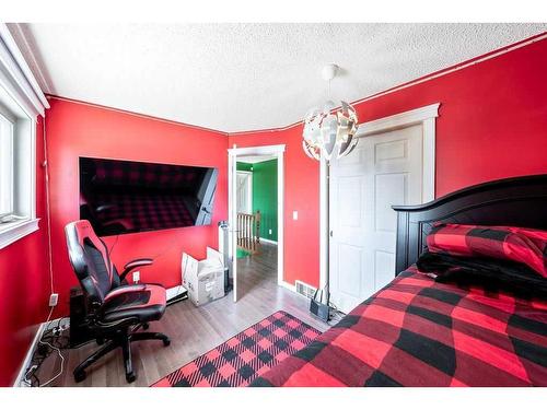 55 Downey Road, Okotoks, AB - Indoor Photo Showing Bedroom