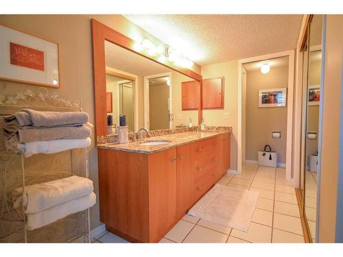 68 Woodfield Road Sw, Calgary, AB - Indoor Photo Showing Bathroom