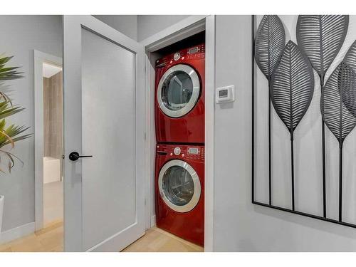 1525 Northmount Drive Nw, Calgary, AB - Indoor Photo Showing Laundry Room