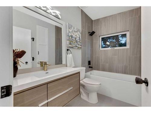 1525 Northmount Drive Nw, Calgary, AB - Indoor Photo Showing Bathroom