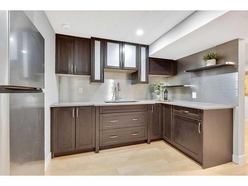 1525 Northmount Drive Nw, Calgary, AB - Indoor Photo Showing Kitchen