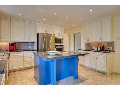 511 Crescent Boulevard Sw, Calgary, AB - Indoor Photo Showing Kitchen With Upgraded Kitchen