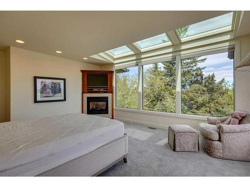 511 Crescent Boulevard Sw, Calgary, AB - Indoor With Fireplace