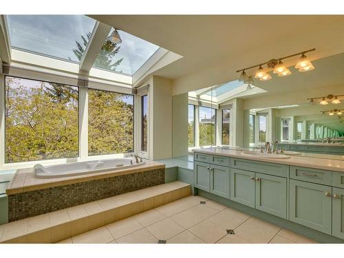 511 Crescent Boulevard Sw, Calgary, AB - Indoor Photo Showing Bathroom