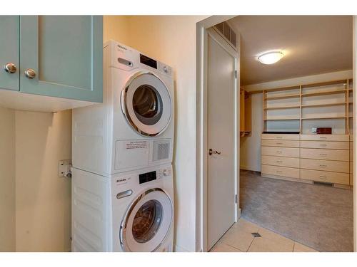 511 Crescent Boulevard Sw, Calgary, AB - Indoor Photo Showing Laundry Room
