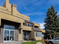 4-125 Village Heights SW Calgary, AB T3H 2L2