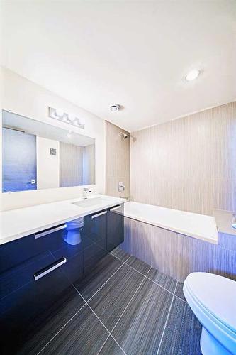 2714 18 Street Nw, Calgary, AB - Indoor Photo Showing Bathroom