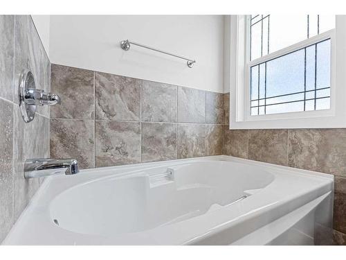 2 Valarosa Court, Didsbury, AB - Indoor Photo Showing Bathroom