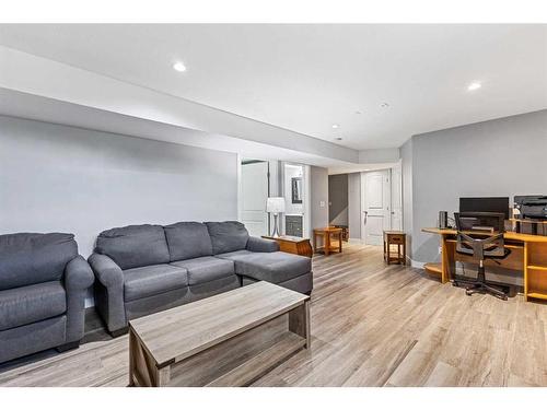 2 Valarosa Court, Didsbury, AB - Indoor Photo Showing Living Room