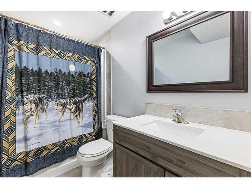 2 Valarosa Court, Didsbury, AB - Indoor Photo Showing Bathroom