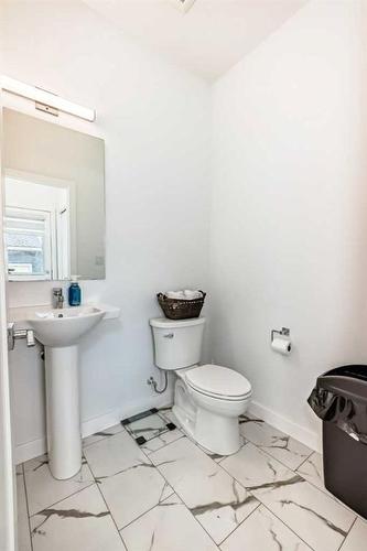 66 Mallard Heath Se, Calgary, AB - Indoor Photo Showing Bathroom