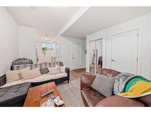 66 Mallard Heath Se, Calgary, AB - Indoor Photo Showing Living Room