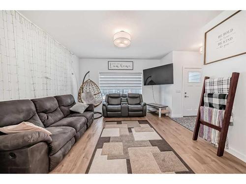 66 Mallard Heath Se, Calgary, AB - Indoor Photo Showing Living Room