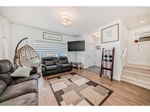 66 Mallard Heath Se, Calgary, AB - Indoor Photo Showing Living Room