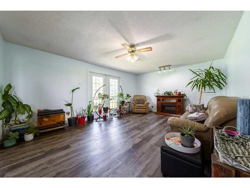 53312 Range Road 105, Rural Yellowhead County, AB - Indoor Photo Showing Living Room