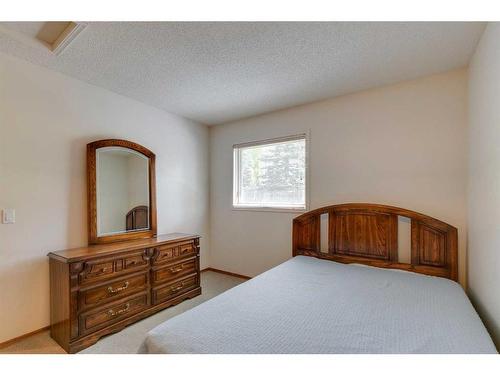 252 Edgebrook Gardens Nw, Calgary, AB - Indoor Photo Showing Bedroom