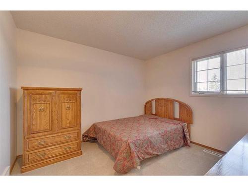 252 Edgebrook Gardens Nw, Calgary, AB - Indoor Photo Showing Bedroom