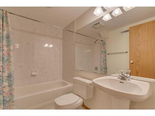 252 Edgebrook Gardens Nw, Calgary, AB - Indoor Photo Showing Bathroom