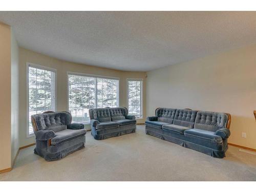 252 Edgebrook Gardens Nw, Calgary, AB - Indoor Photo Showing Living Room
