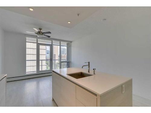 806-1501 6 Street Sw, Calgary, AB - Indoor Photo Showing Kitchen