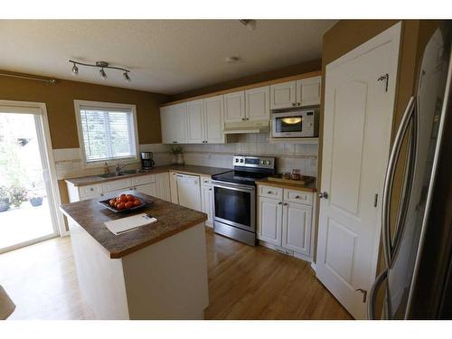 132 Evergreen Heights Sw, Calgary, AB - Indoor Photo Showing Kitchen With Double Sink