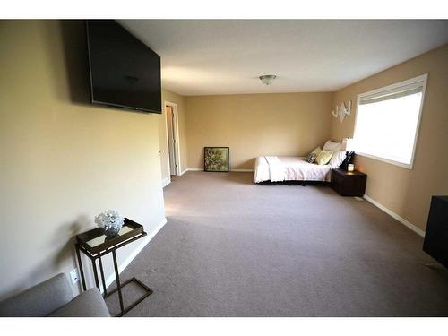 132 Evergreen Heights Sw, Calgary, AB - Indoor Photo Showing Bedroom