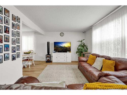 7708 Hunterview Drive Nw, Calgary, AB - Indoor Photo Showing Living Room