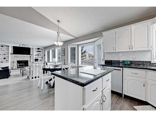 136 Hawkdale Close Nw, Calgary, AB - Indoor Photo Showing Kitchen