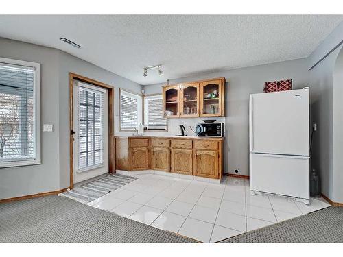 136 Hawkdale Close Nw, Calgary, AB - Indoor Photo Showing Kitchen
