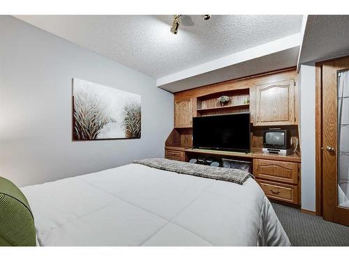 136 Hawkdale Close Nw, Calgary, AB - Indoor Photo Showing Bedroom