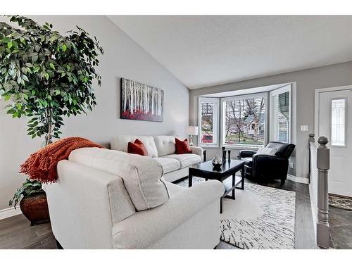 136 Hawkdale Close Nw, Calgary, AB - Indoor Photo Showing Living Room