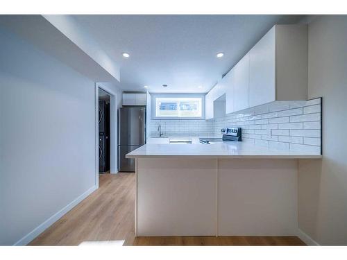 213 Wolf Willow Boulevard Se, Calgary, AB - Indoor Photo Showing Kitchen