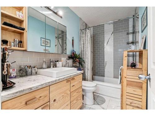 367 Hidden Vale Place Nw, Calgary, AB - Indoor Photo Showing Bathroom