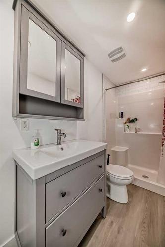 132 Bayside Point Sw, Airdrie, AB - Indoor Photo Showing Bathroom