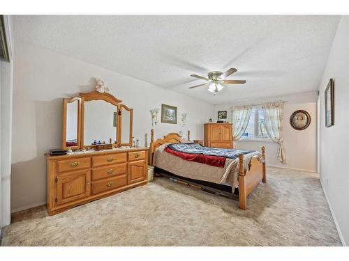 7319 37 Avenue Nw, Calgary, AB - Indoor Photo Showing Bedroom