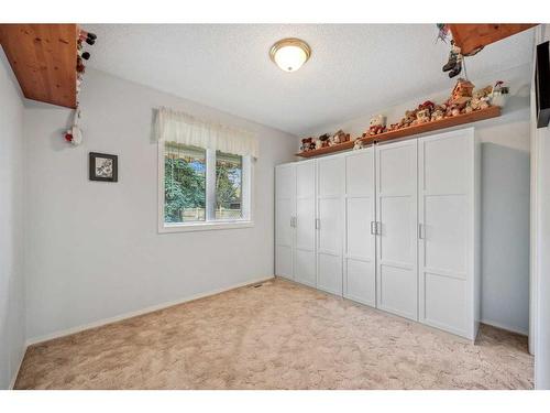 7319 37 Avenue Nw, Calgary, AB - Indoor Photo Showing Other Room