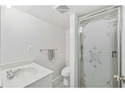 7319 37 Avenue Nw, Calgary, AB - Indoor Photo Showing Bathroom