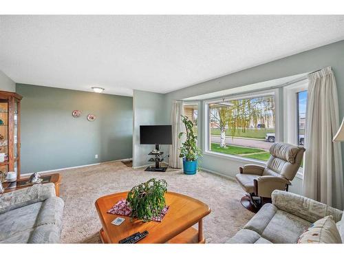 7319 37 Avenue Nw, Calgary, AB - Indoor Photo Showing Living Room