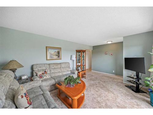 7319 37 Avenue Nw, Calgary, AB - Indoor Photo Showing Living Room