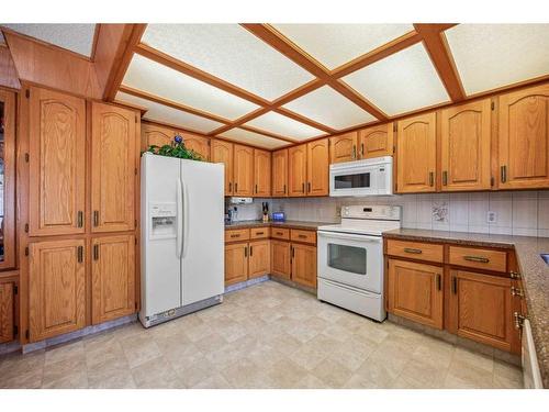7319 37 Avenue Nw, Calgary, AB - Indoor Photo Showing Kitchen
